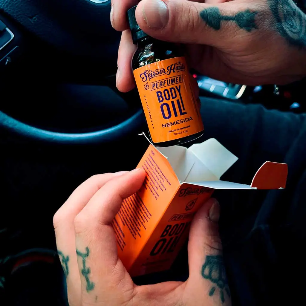 Unboxing Nemesida perfumed dry body oil by Scissor Hands with a warm spicy-vanilla fragrance.