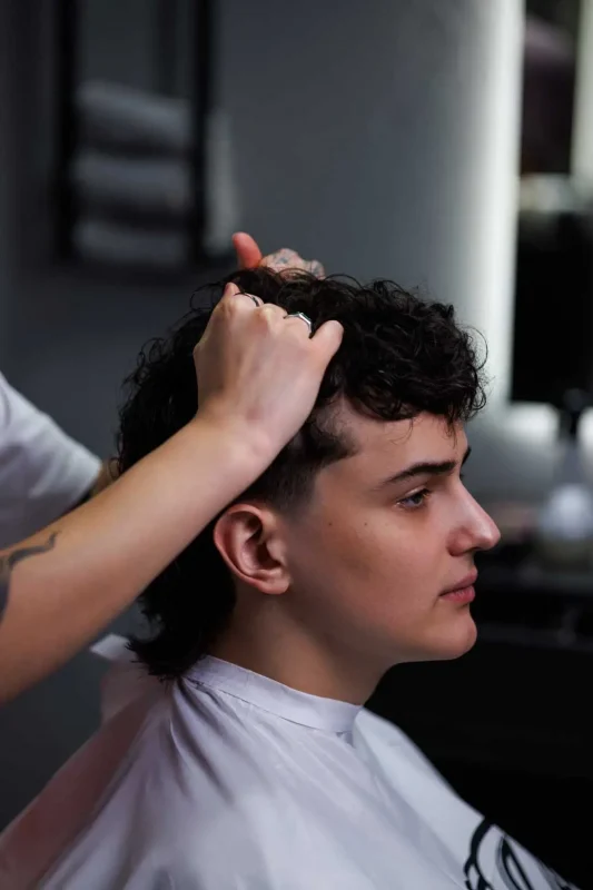 Нанесение глины для волос Anler Scissor Hands — создание текстуры и объёма mullet.