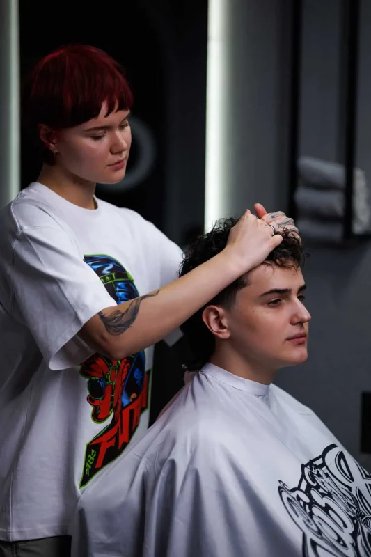 Нанесение глины для волос Anler Scissor Hands — создание текстуры и объёма mullet.