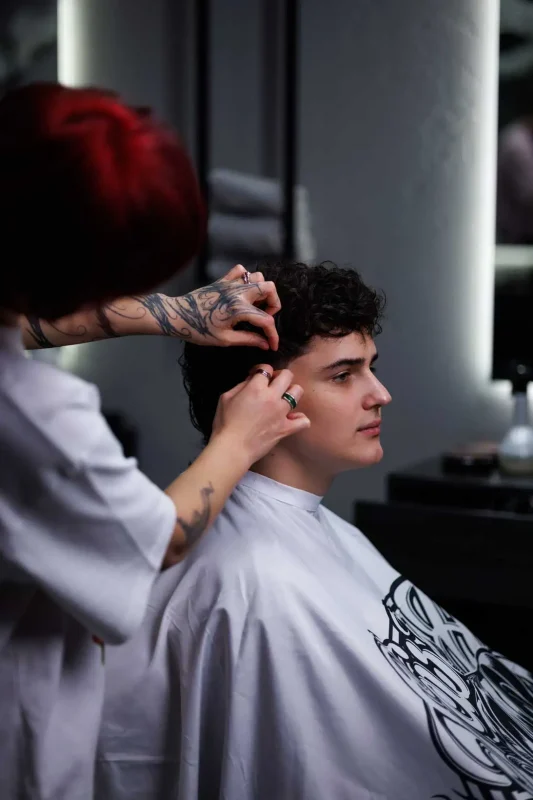 Нанесение глины для волос Anler Scissor Hands — создание текстуры и объёма mullet.