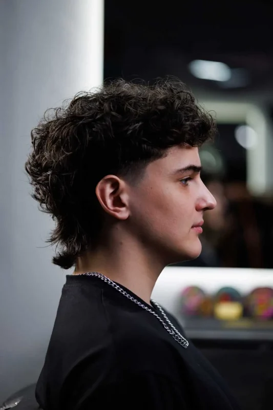 Профиль стрижки mullet — баланс коротких боков и длинных волос сзади.